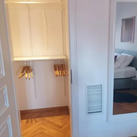 Modernes An Der Frauenkirche * Дрезден