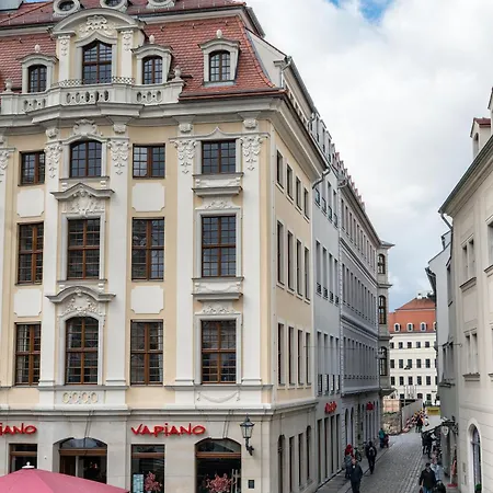 Modernes An Der Frauenkirche *